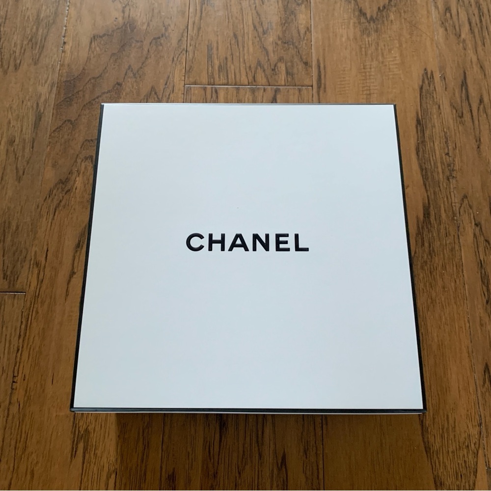 🔥CHANEL Empty Gift Box 9x9x4 in White or Black❤️